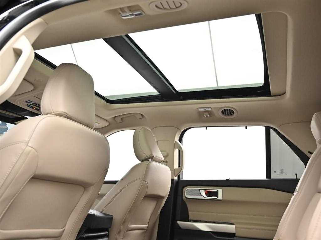 Ford Explorer — photo 18