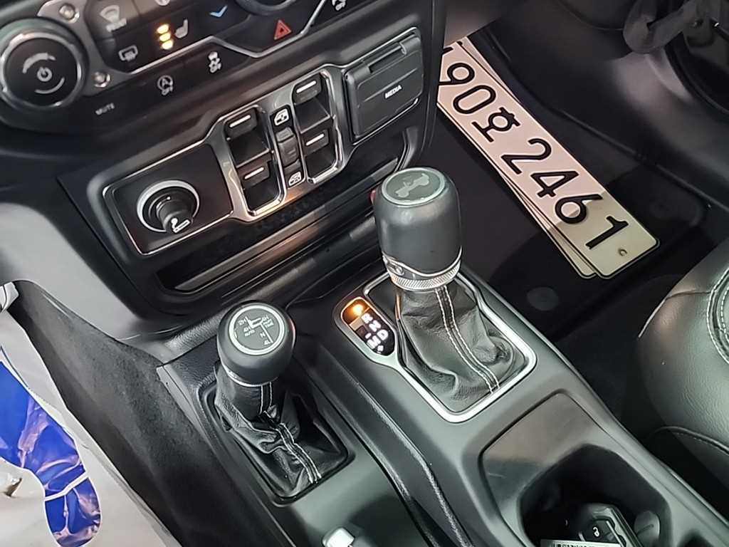Jeep Wrangler — photo 08