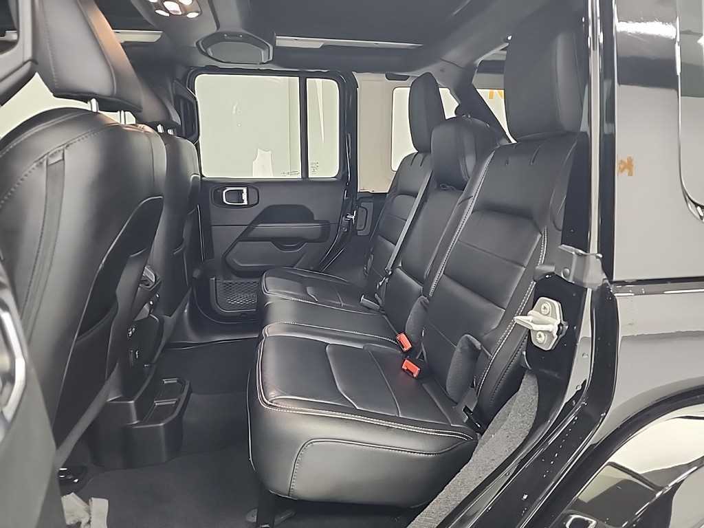 Jeep Wrangler — photo 12