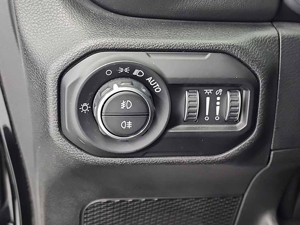 Jeep Wrangler — photo 18