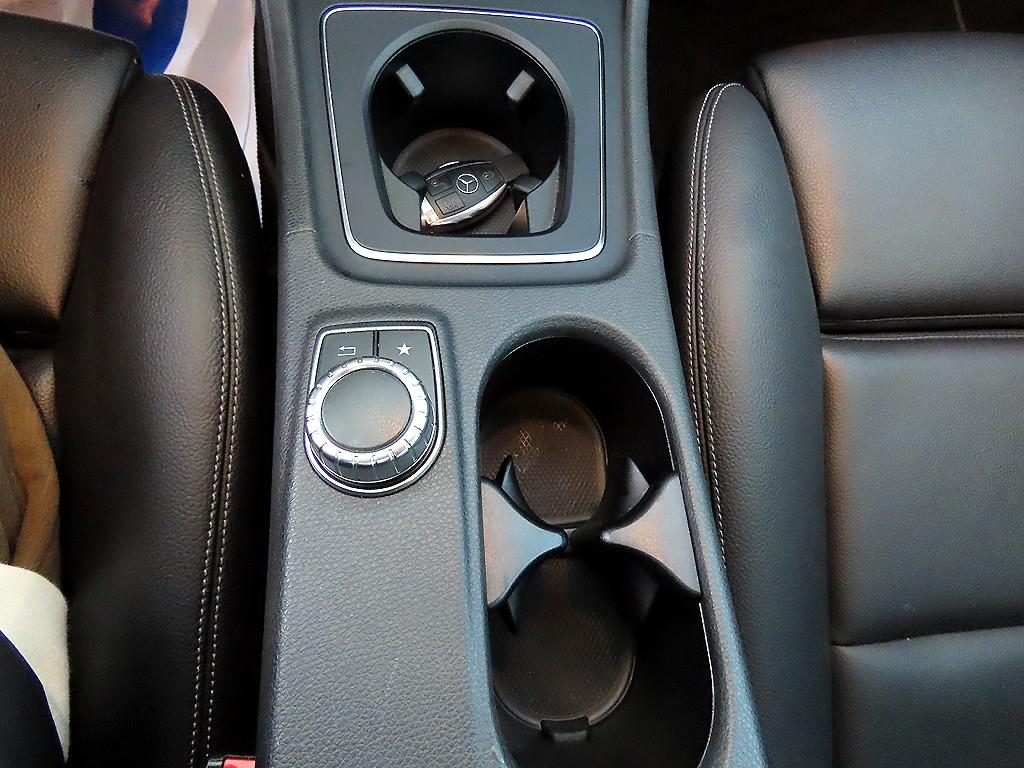 Mercedes-Benz GLA-Class — photo 12