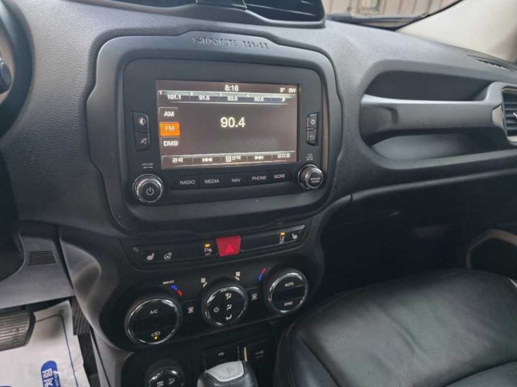 Jeep Renegade — photo 13