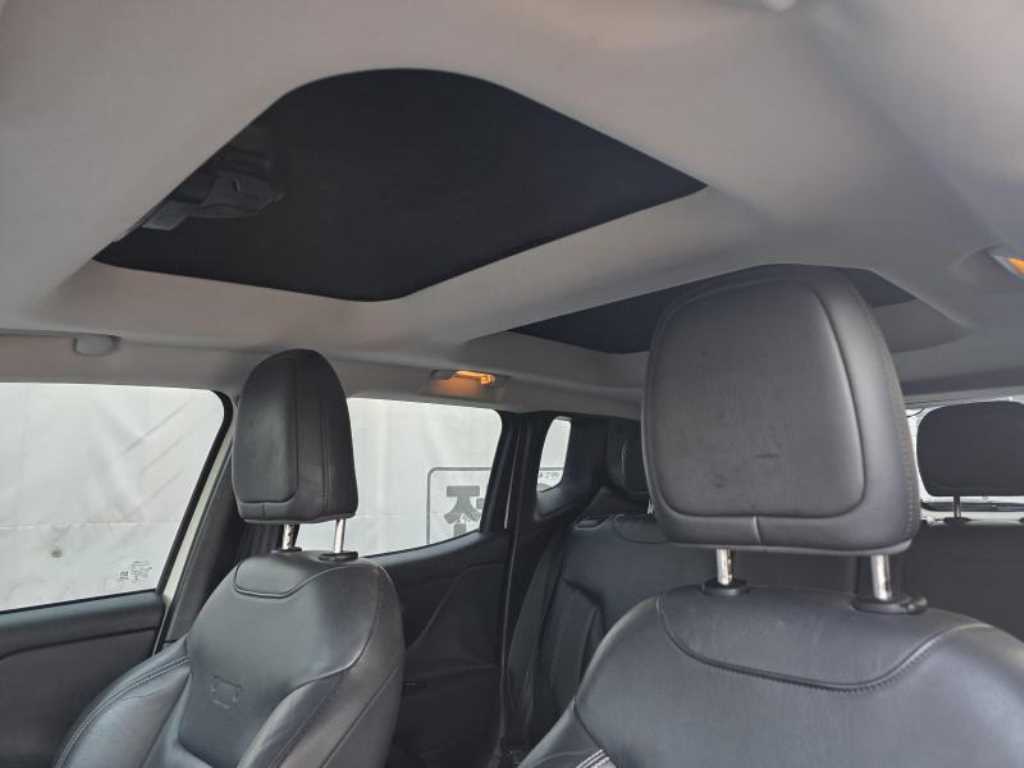 Jeep Renegade — photo 16