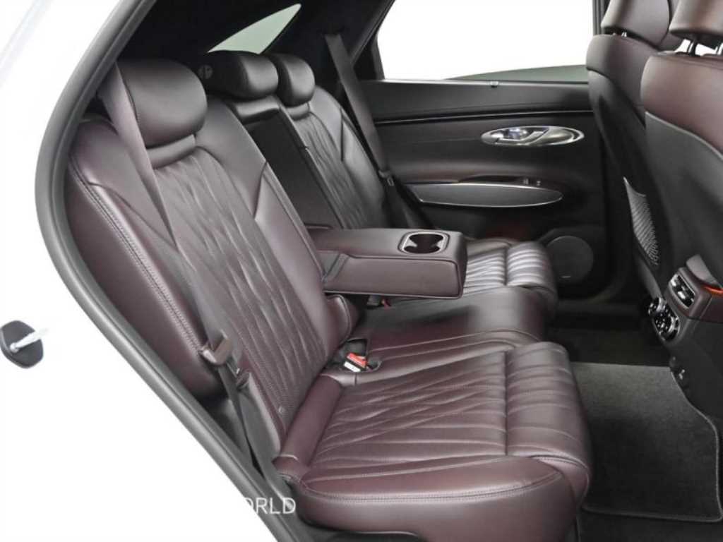 Genesis GV70 — photo 12