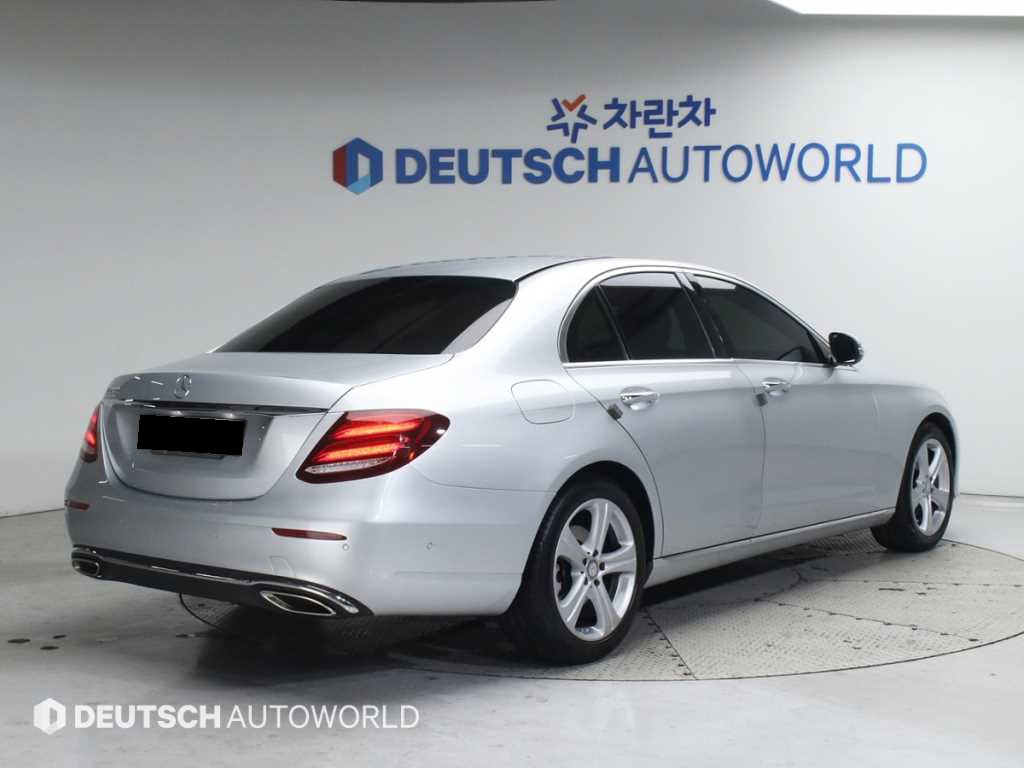 Mercedes-Benz E-Class — photo 02