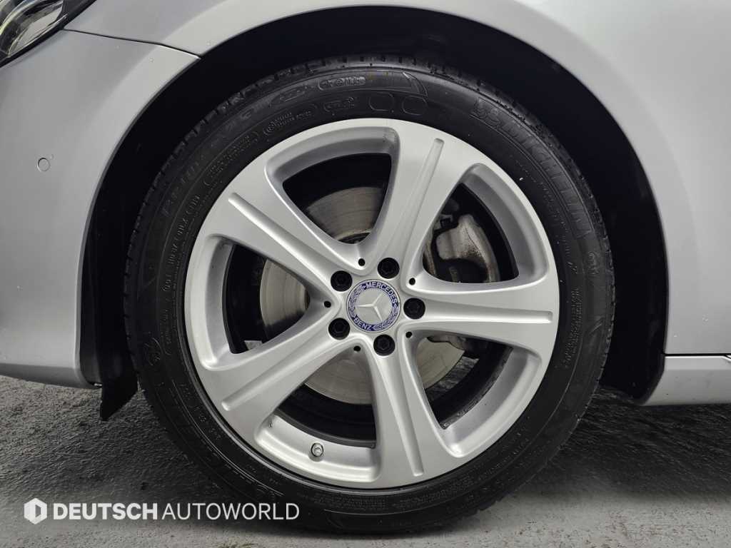 Mercedes-Benz E-Class — photo 05