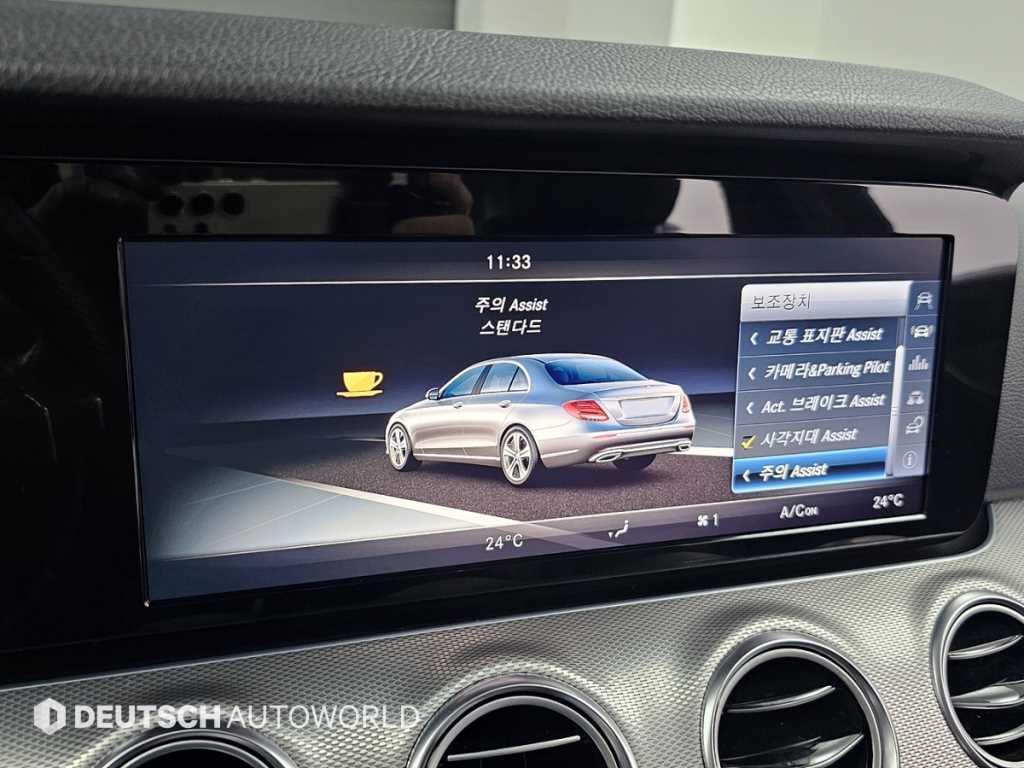 Mercedes-Benz E-Class — photo 17