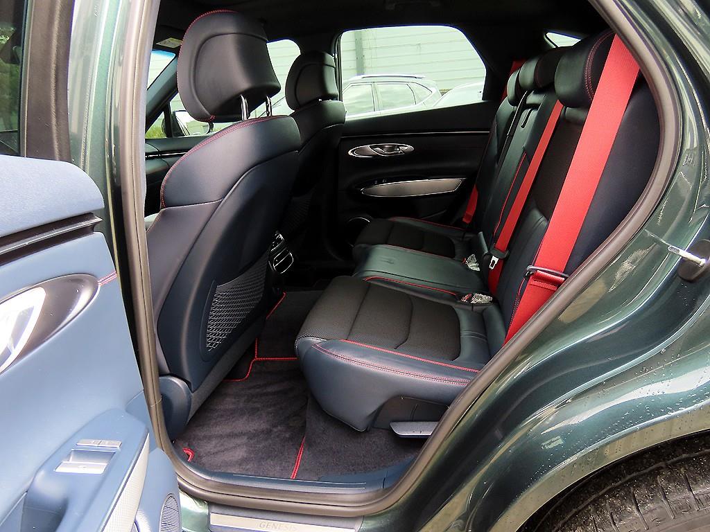 Genesis GV70 — photo 06