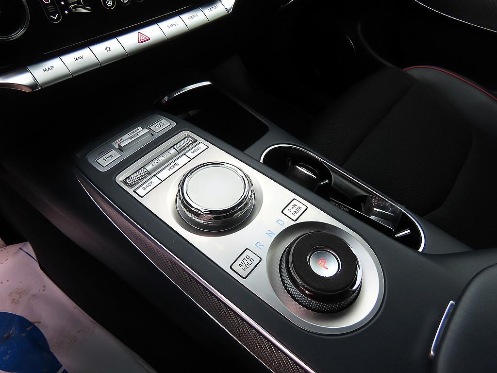 Genesis GV70 — photo 11