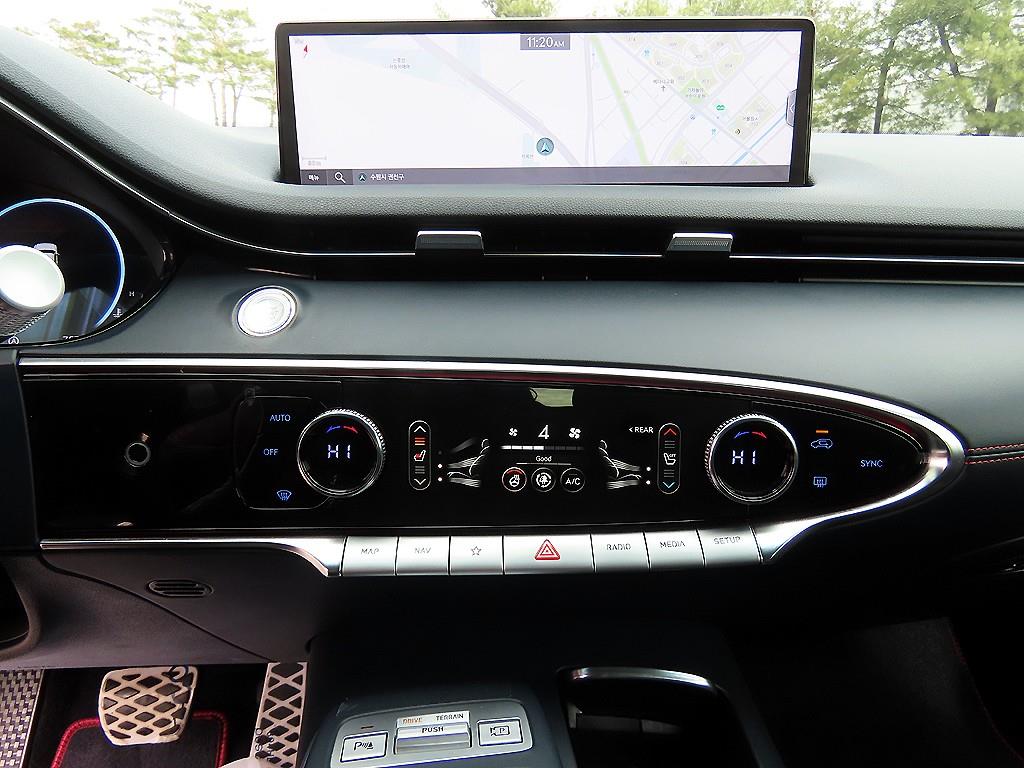 Genesis GV70 — photo 12
