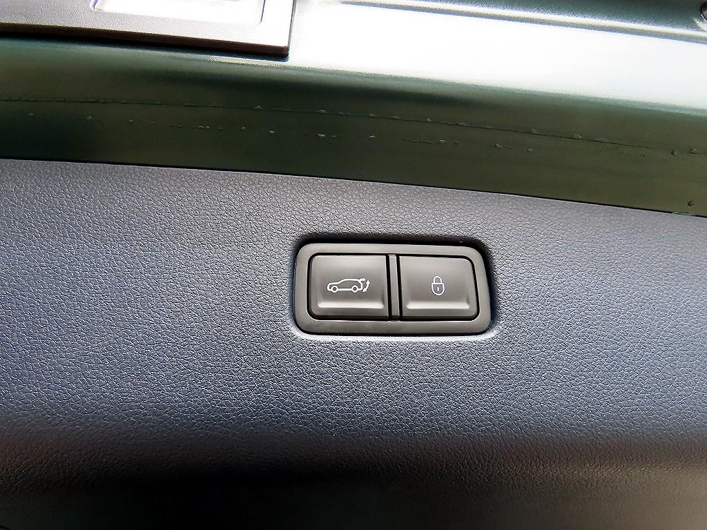 Genesis GV70 — photo 14