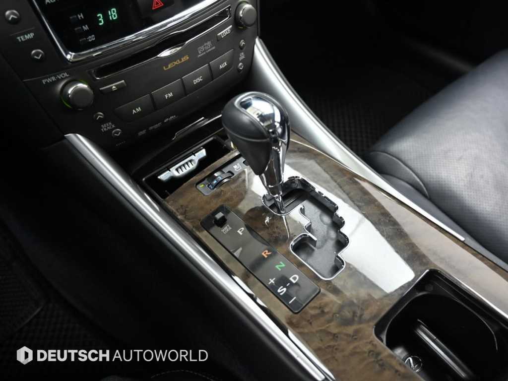 Lexus IS — photo 09