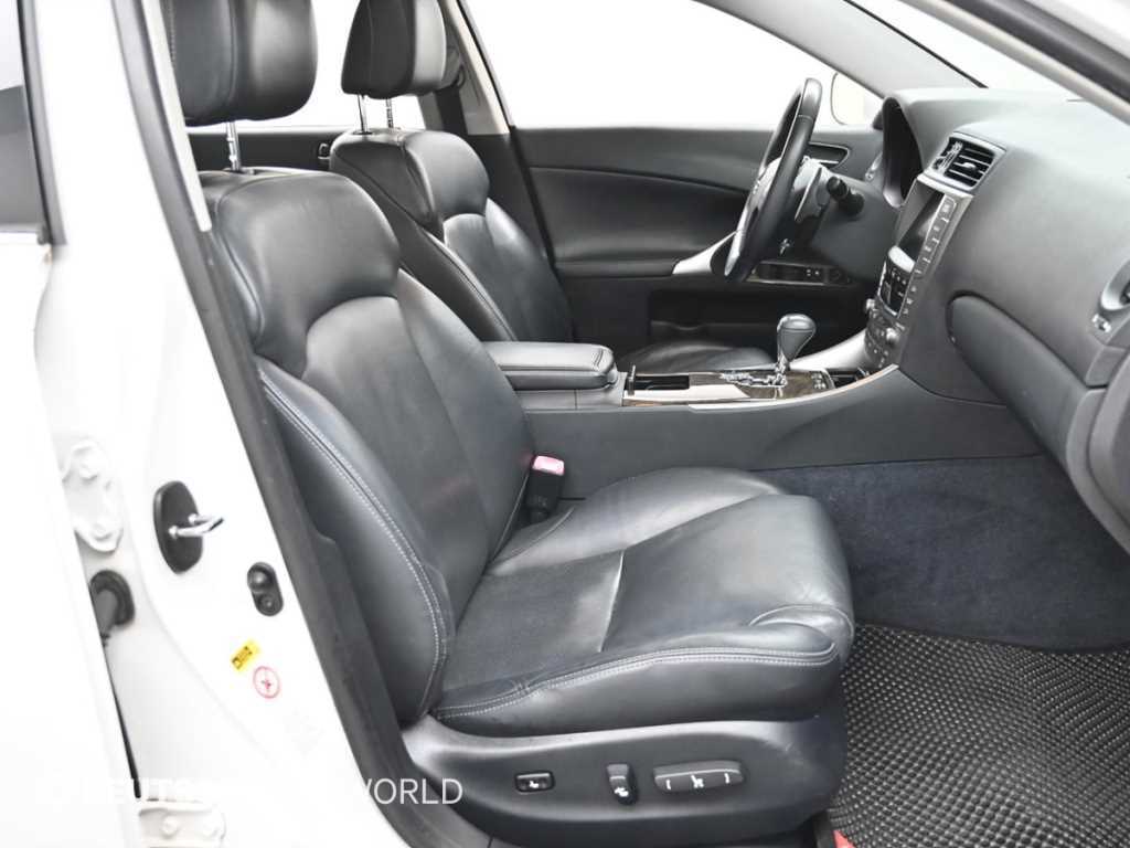 Lexus IS — photo 10