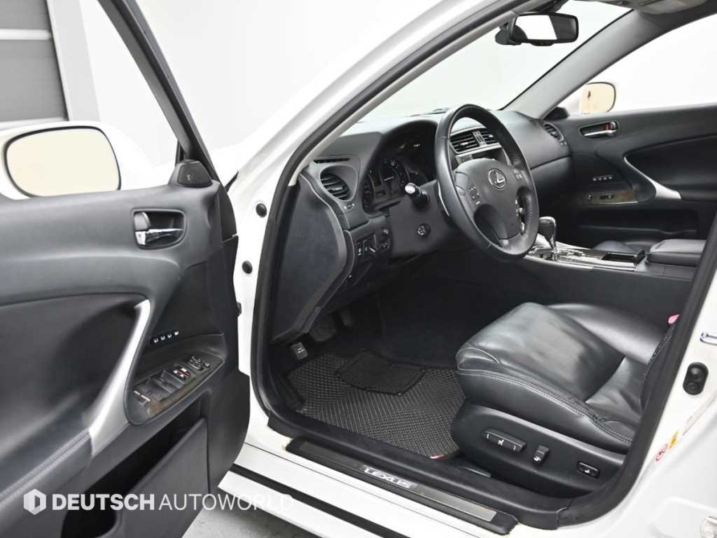 Lexus IS — photo 11