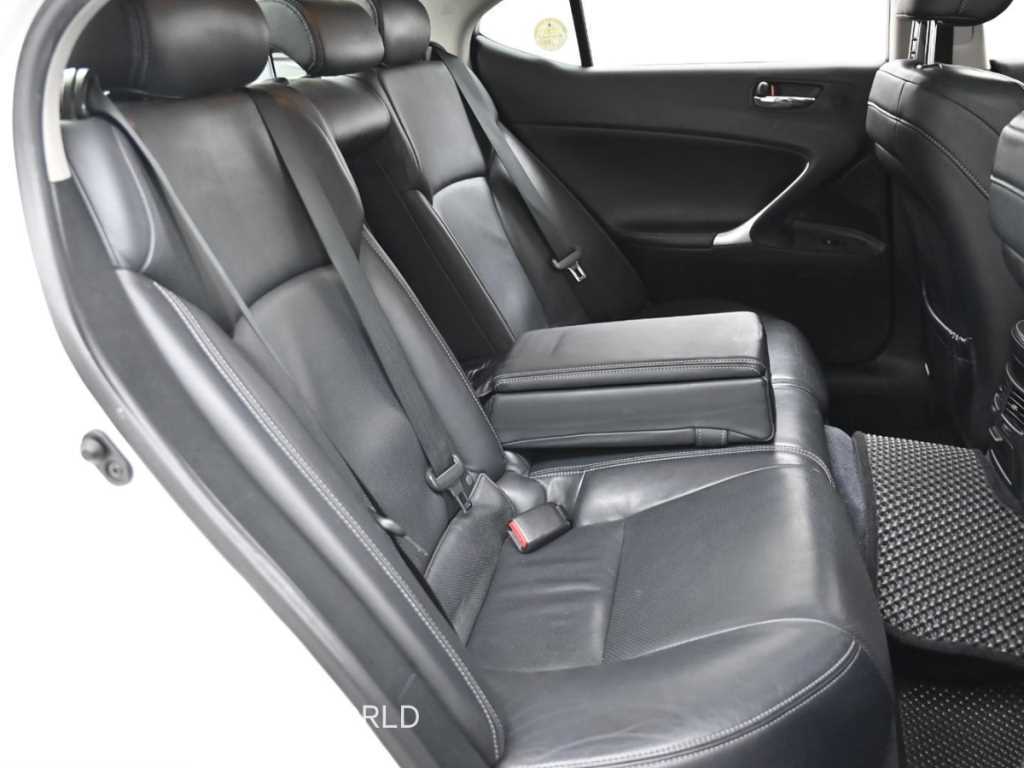 Lexus IS — photo 12