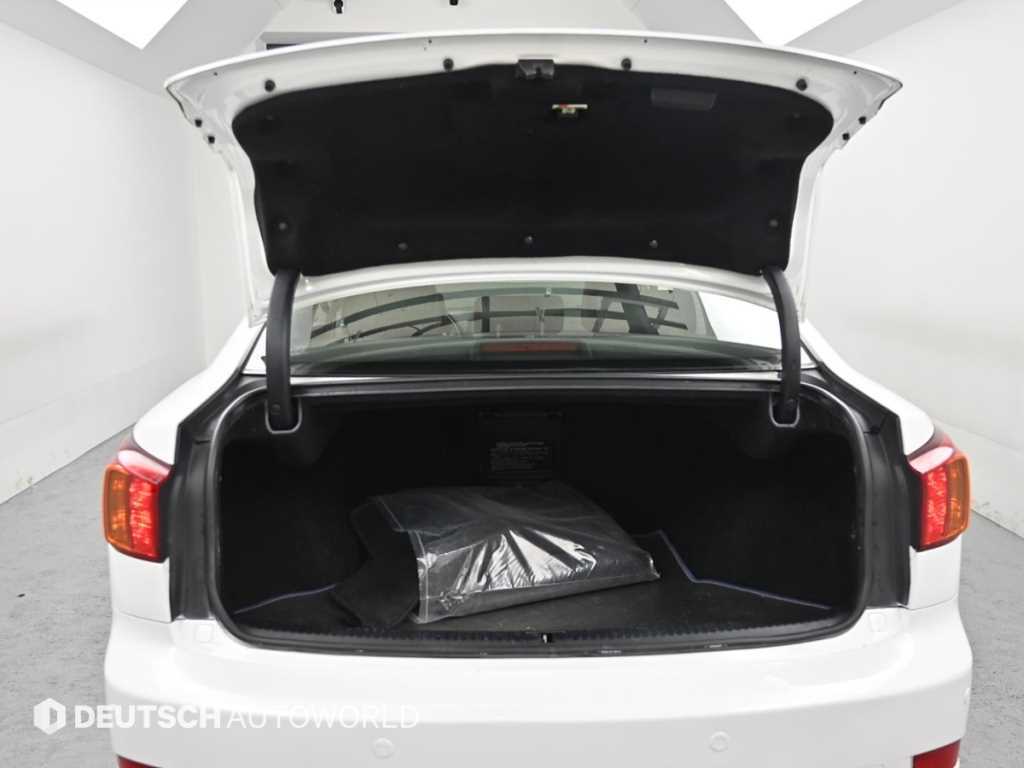 Lexus IS — photo 19