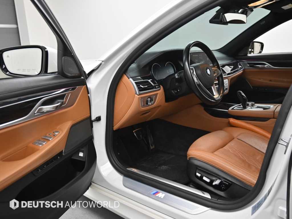 BMW 7-Series — photo 11