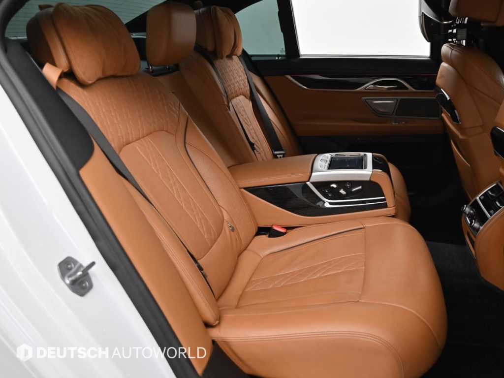 BMW 7-Series — photo 12