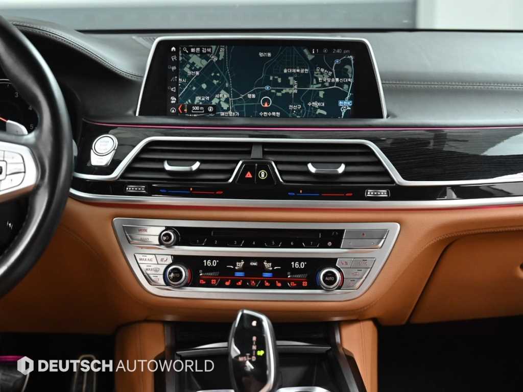 BMW 7-Series — photo 14