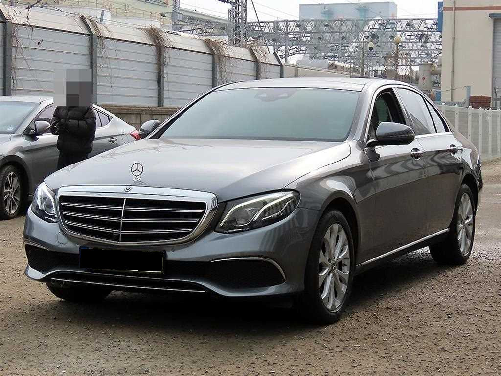 Mercedes-Benz E-Class — photo 02