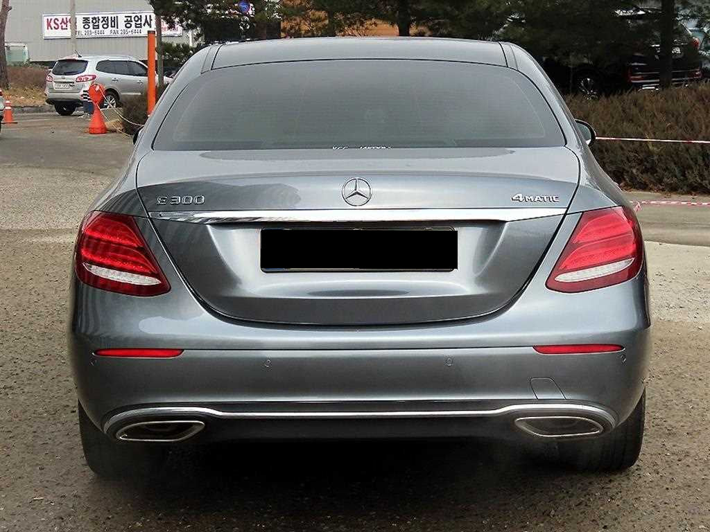Mercedes-Benz E-Class — photo 04