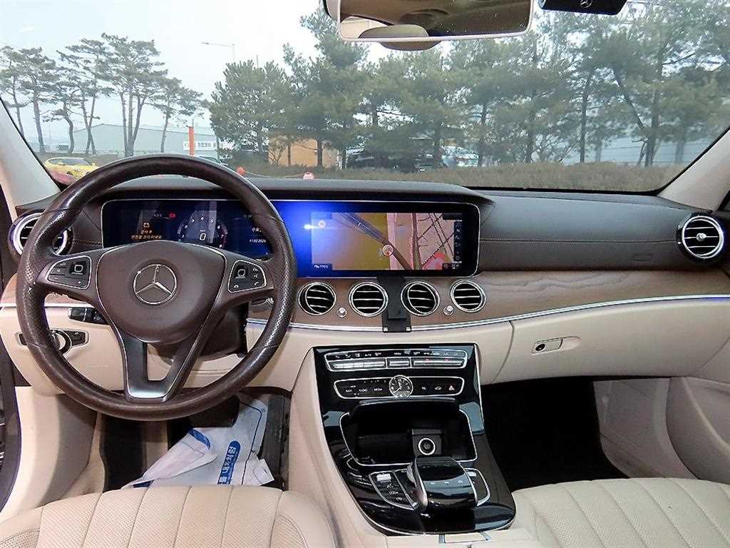 Mercedes-Benz E-Class — photo 07