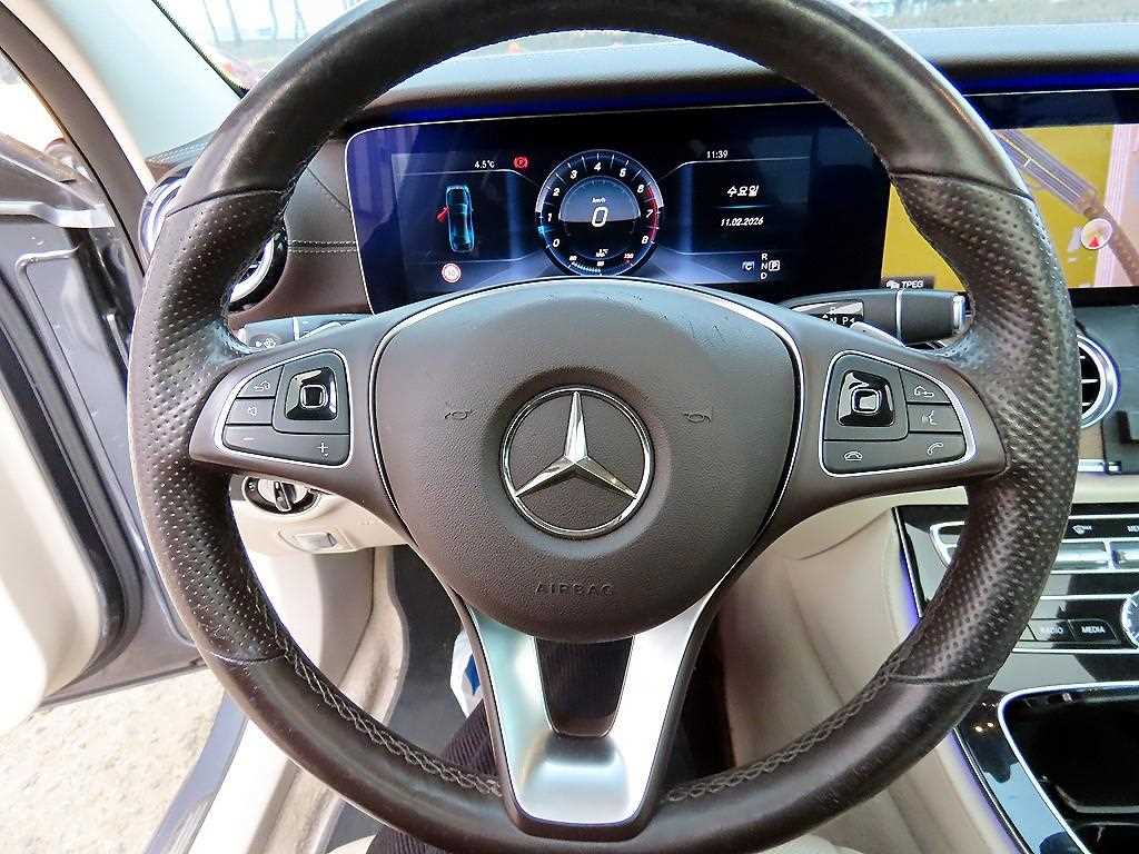 Mercedes-Benz E-Class — photo 08