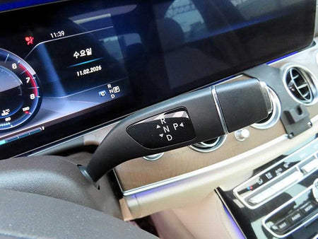 Mercedes-Benz E-Class — photo 11