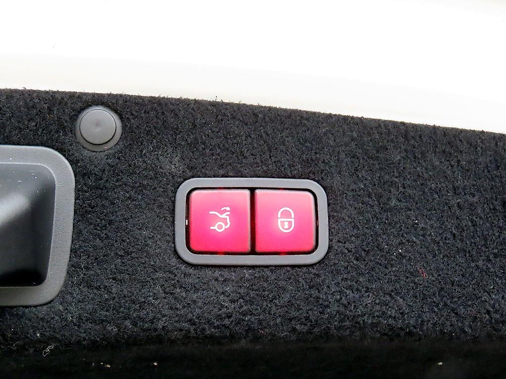 Mercedes-Benz S-Class — photo 16