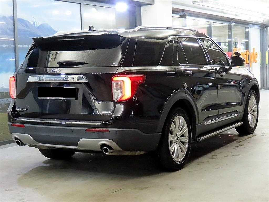 Ford Explorer — photo 05