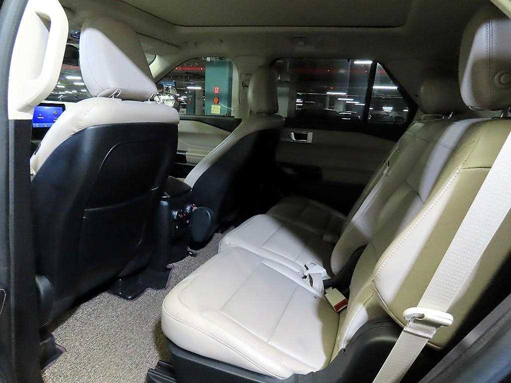 Ford Explorer — photo 08