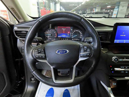 Ford Explorer — photo 09