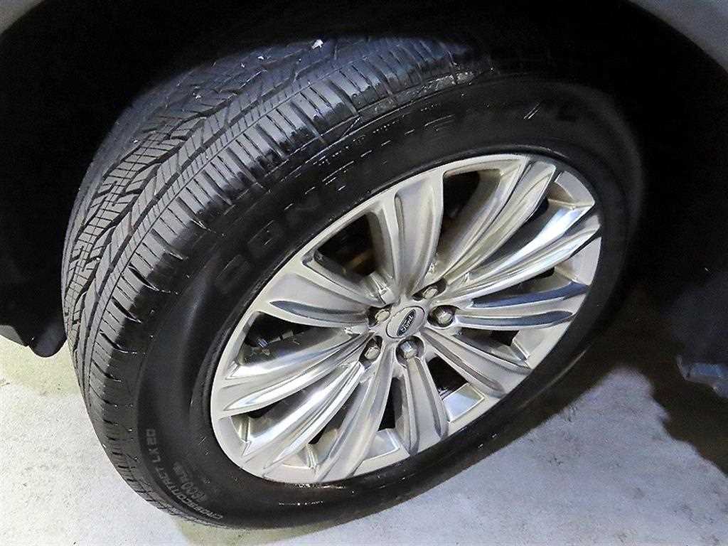 Ford Explorer — photo 20