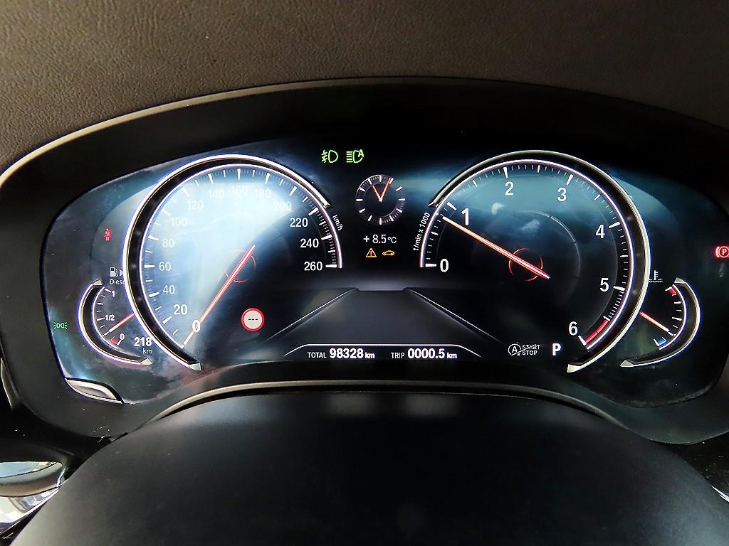 BMW 5-Series — photo 09