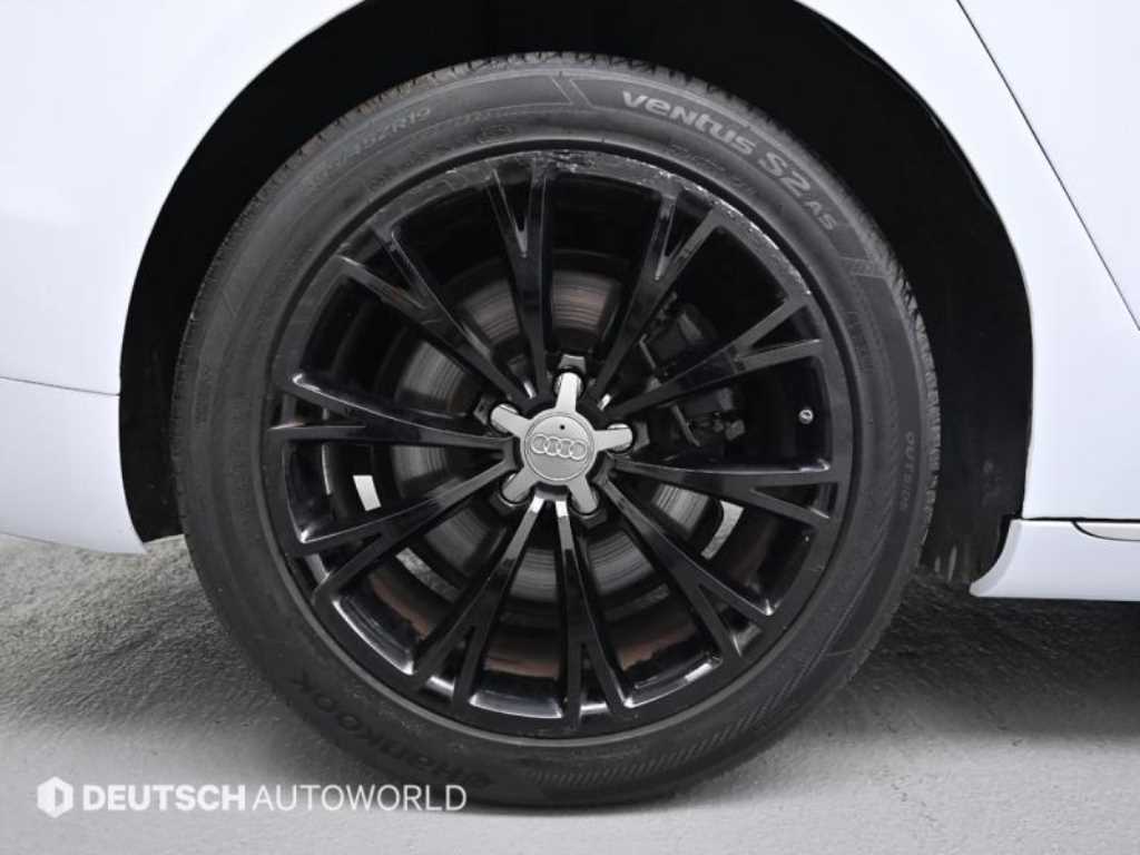 Audi A8 — photo 05