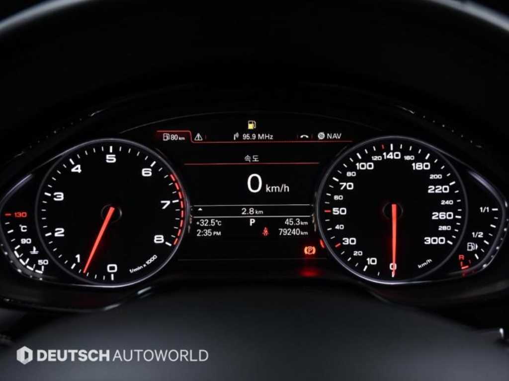 Audi A8 — photo 08