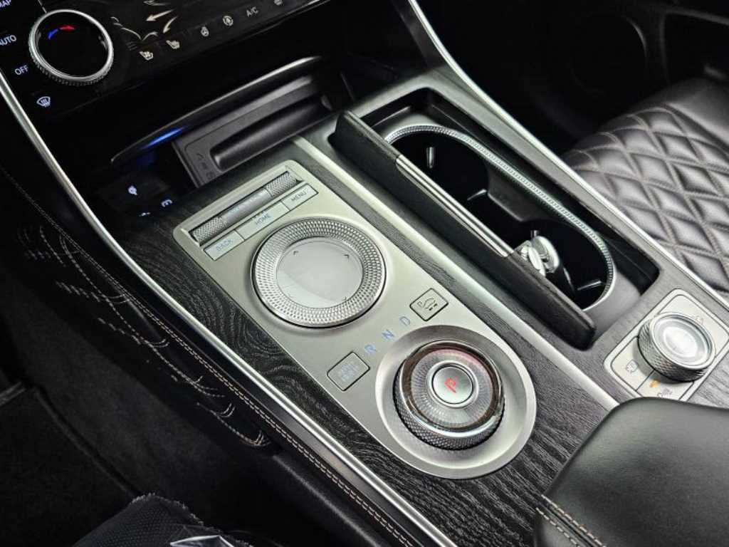 Genesis GV80 — photo 09