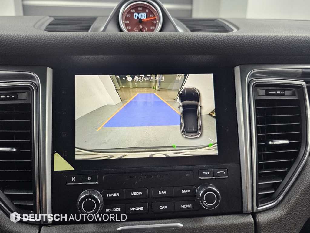 Porsche Macan — photo 16