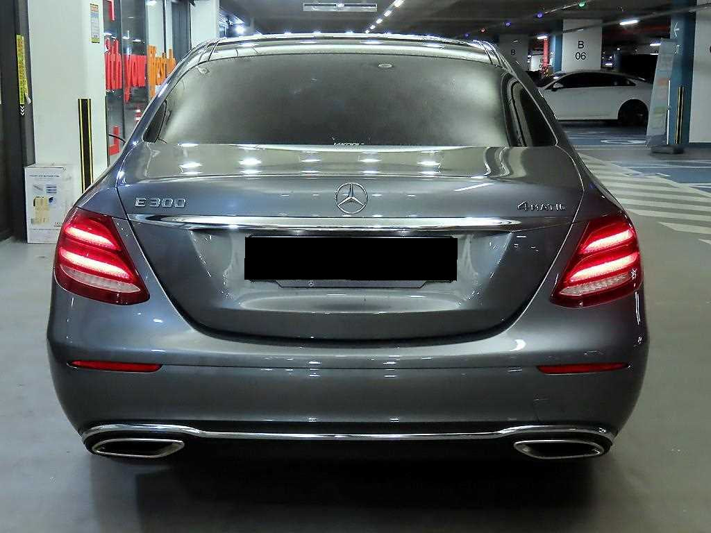 Mercedes-Benz E-Class — photo 05