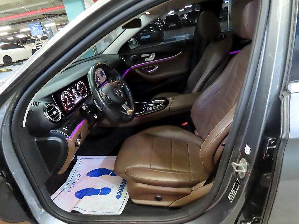 Mercedes-Benz E-Class — photo 06