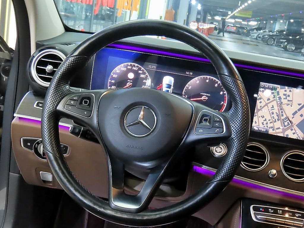 Mercedes-Benz E-Class — photo 08