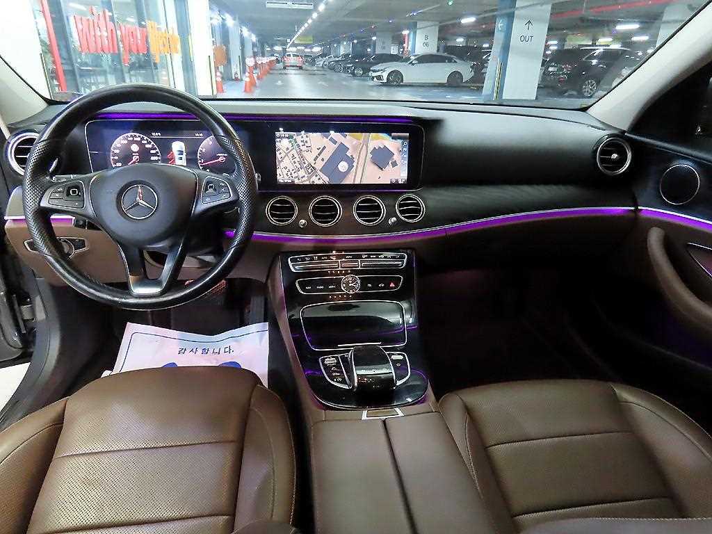 Mercedes-Benz E-Class — photo 10