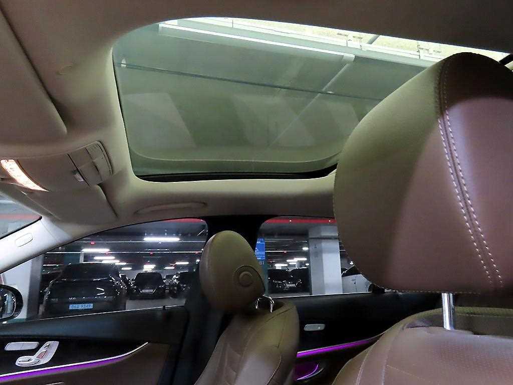 Mercedes-Benz E-Class — photo 16