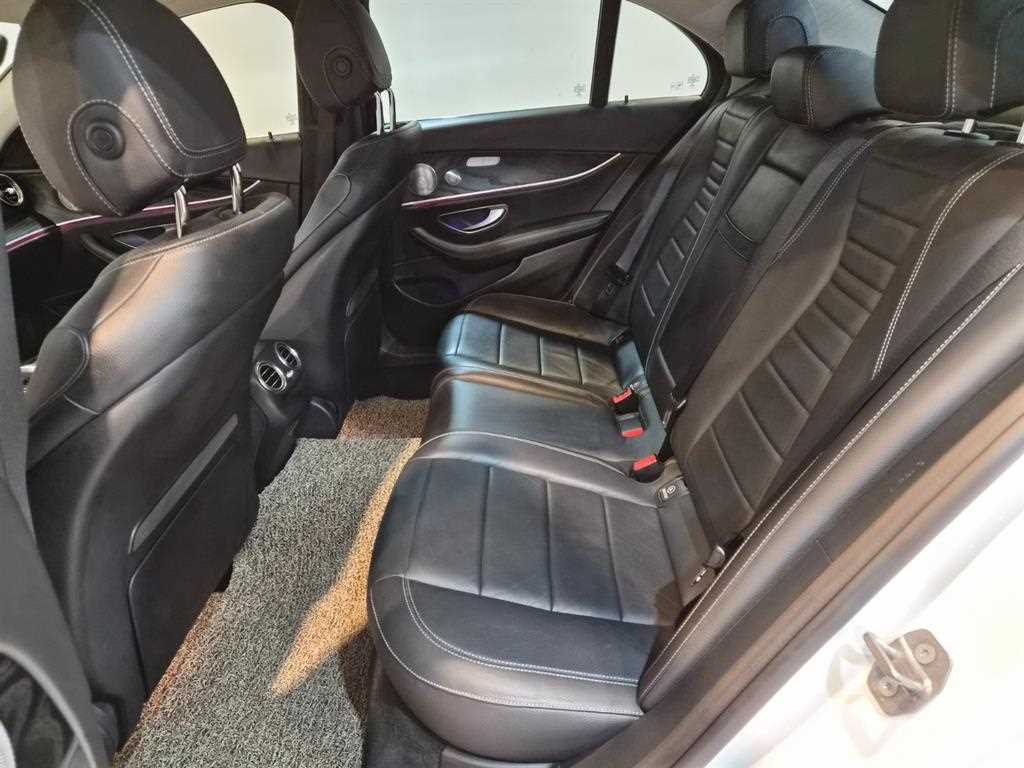 Mercedes-Benz E-Class — photo 05