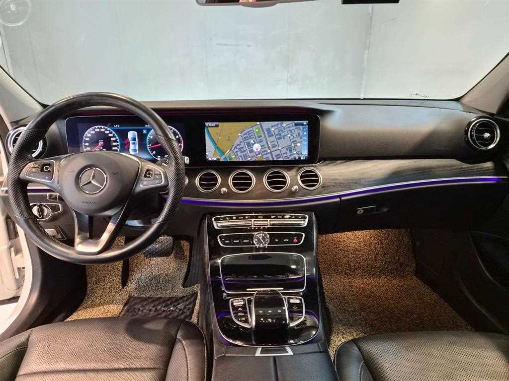 Mercedes-Benz E-Class — photo 07