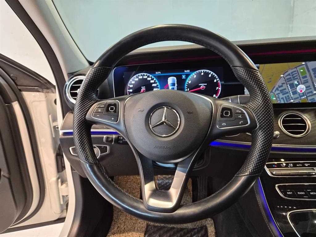 Mercedes-Benz E-Class — photo 08