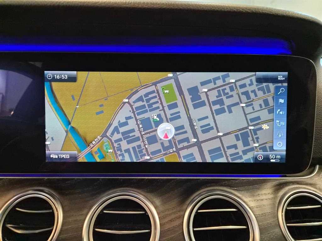Mercedes-Benz E-Class — photo 13