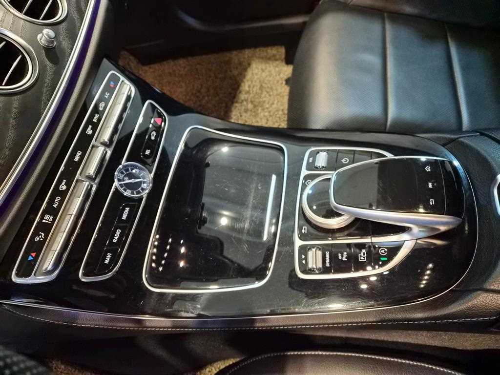 Mercedes-Benz E-Class — photo 15