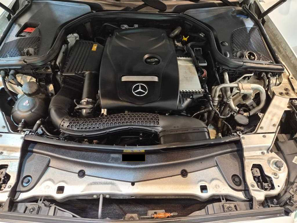 Mercedes-Benz E-Class — photo 19