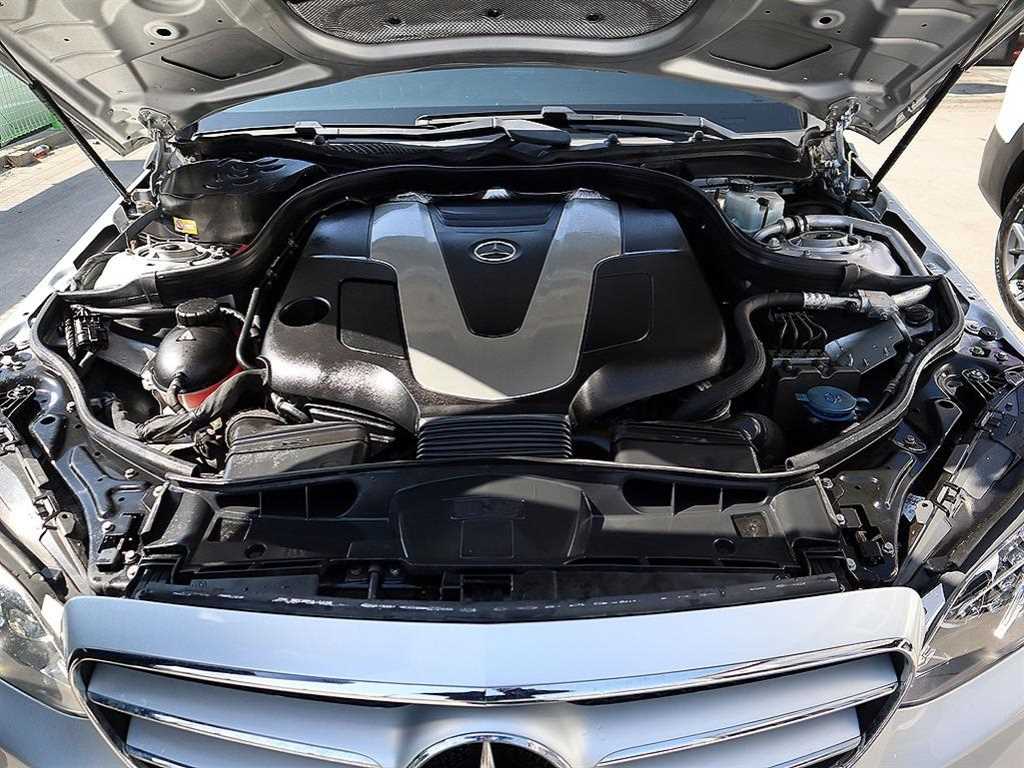 Mercedes-Benz E-Class — photo 19